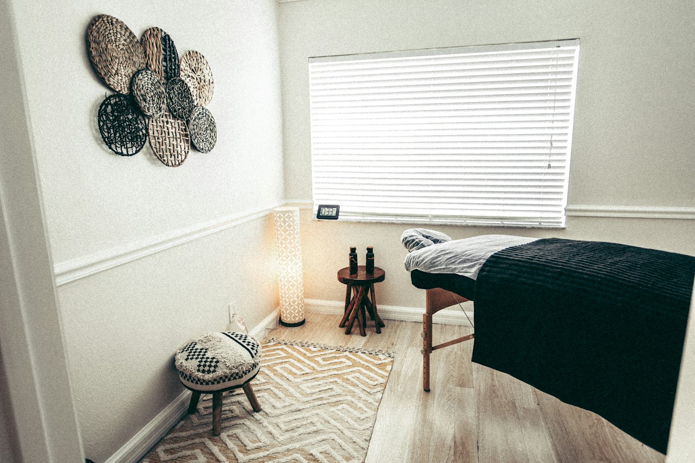 Cabine de soin claire avec une table de massage