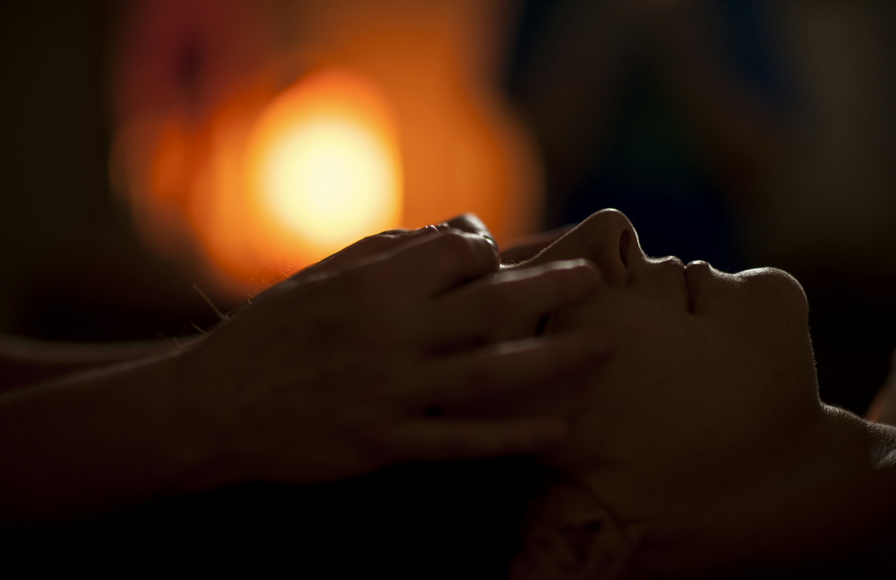 Massage du visage à la lumière d'une bougie