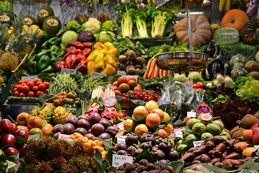 Étal de légumes et de fruits de saison