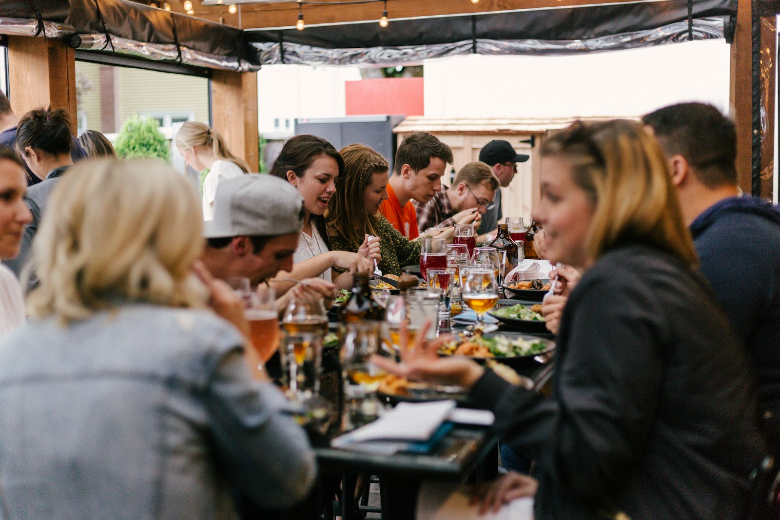 Une tablée d'amis partage un repas
