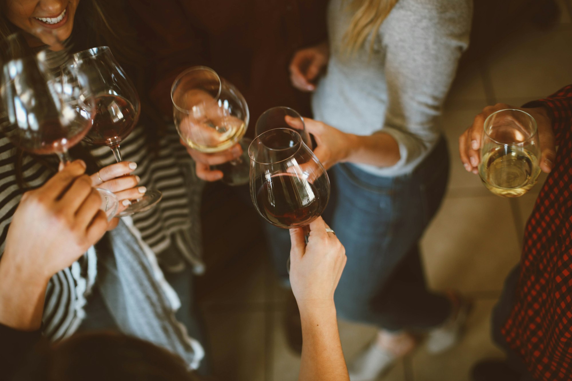 Des amis trinquent autour d'une table