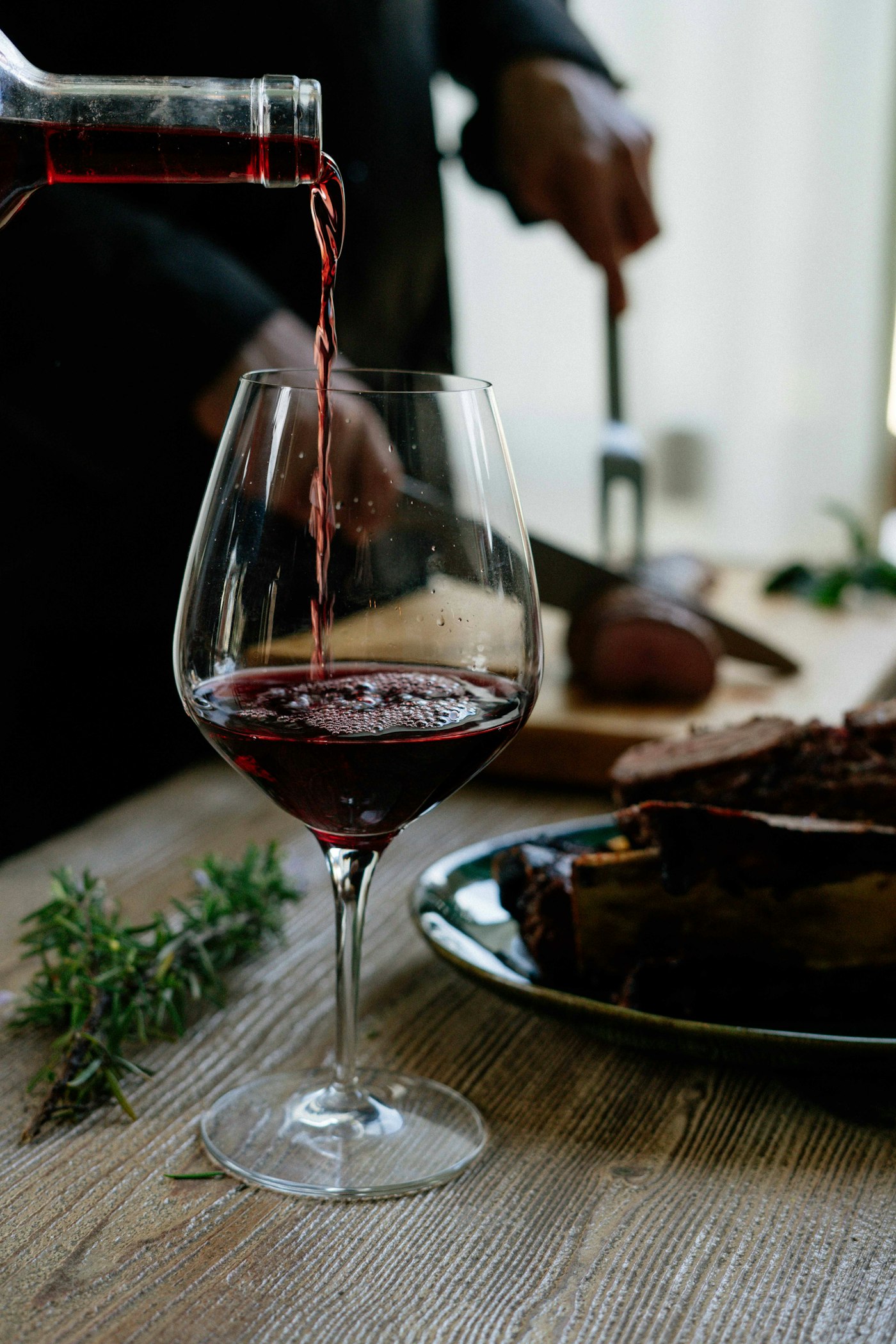 Vin rouge versé dans un verre à pied