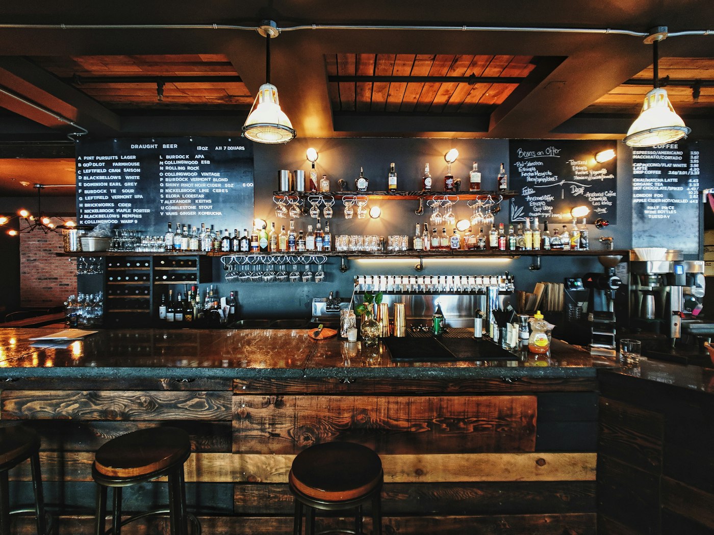 Le comptoir du bar et ses tabourets