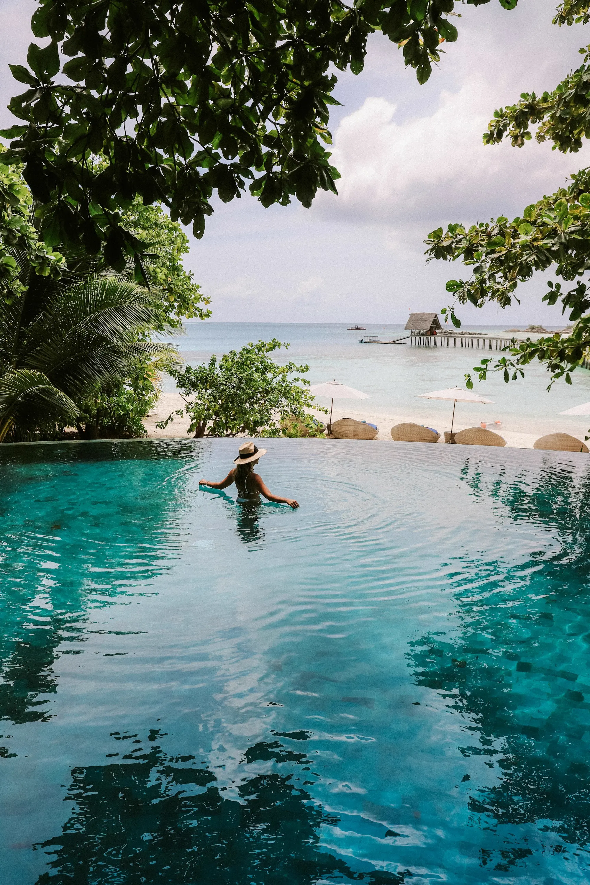 L'hôtel et sa piscine au-dessus de la mer