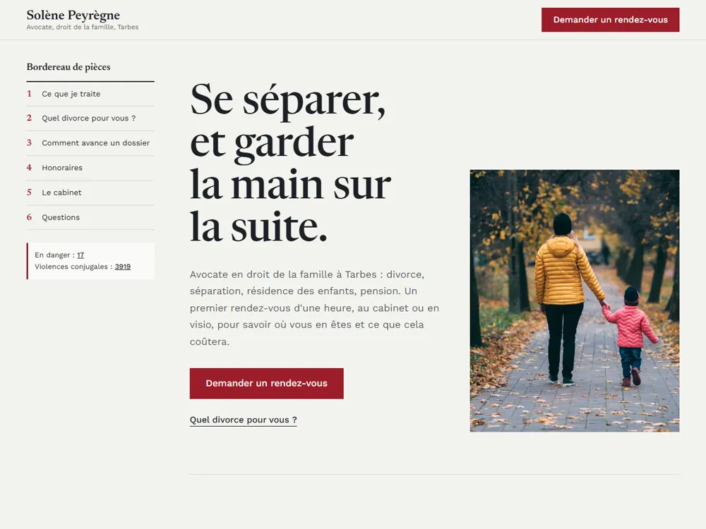 Page d'accueil de Solène Peyrègne, avocate de démonstration, avec une mère et son enfant de dos dans une allée d'automne