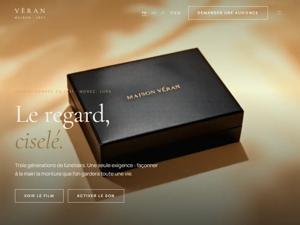 Page d'accueil de Maison Véran, lunetterie de luxe de démonstration, avec son coffret en cuir noir