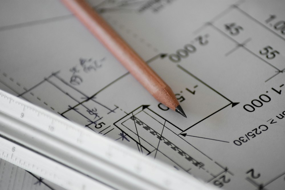 Crayon posé sur un plan coté