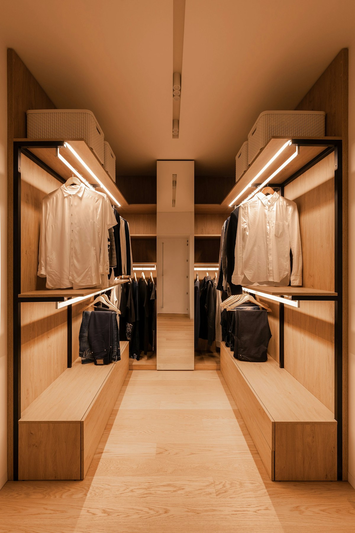 Dressing en bois avec étagères, penderies et éclairage intégré