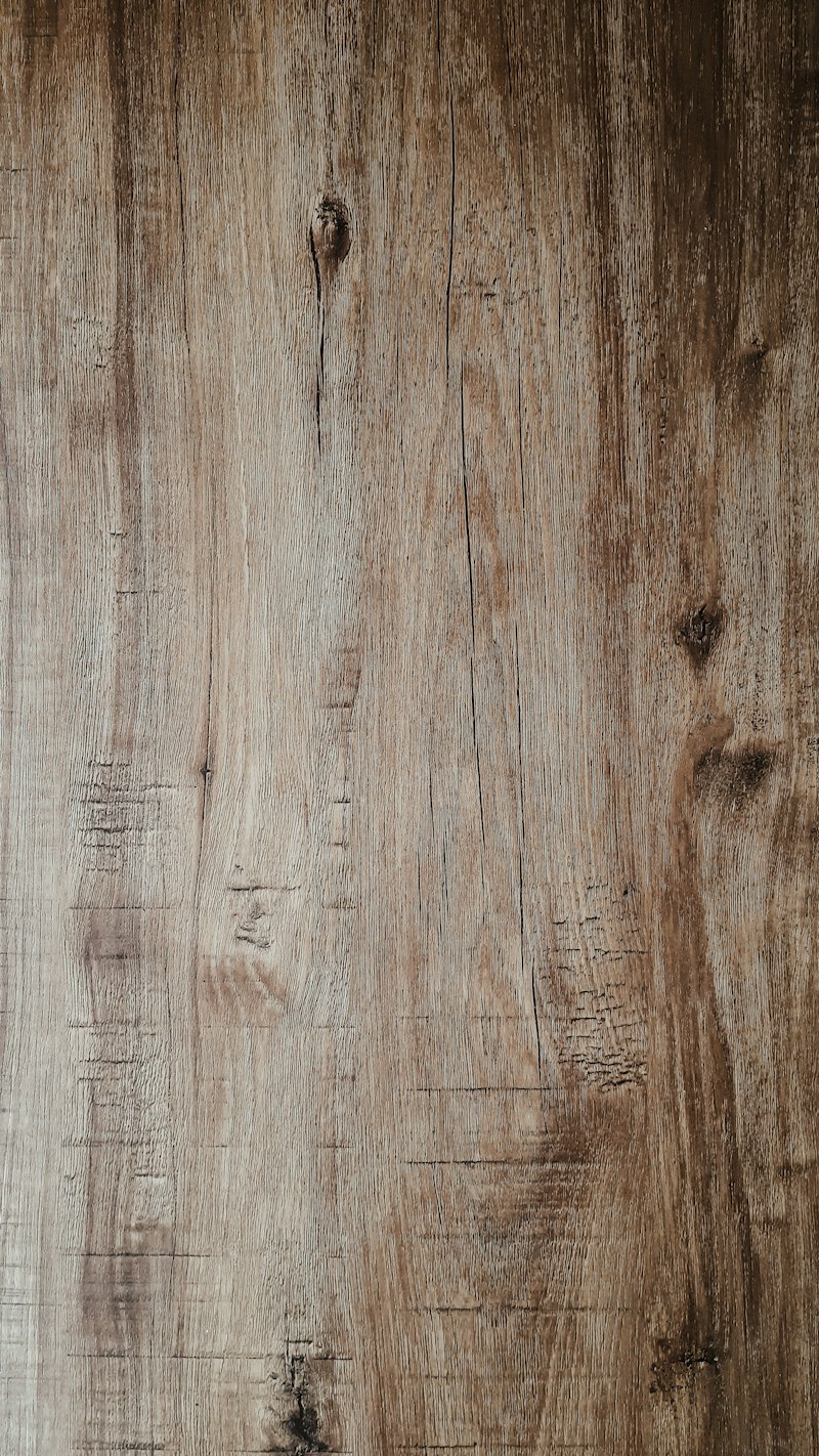 Échantillon de bois clair, grain droit