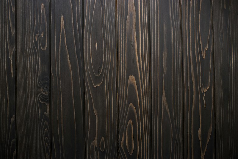 Échantillon de bois sombre aux veines dessinées