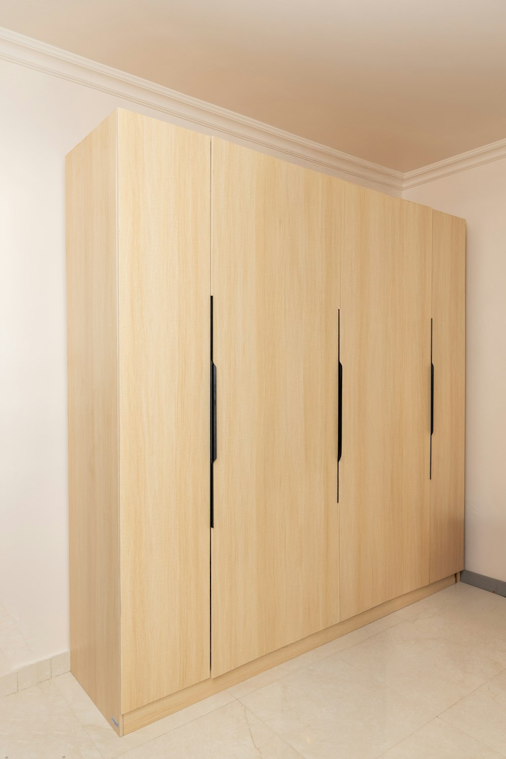 Grande armoire en bois posée, portes fermées