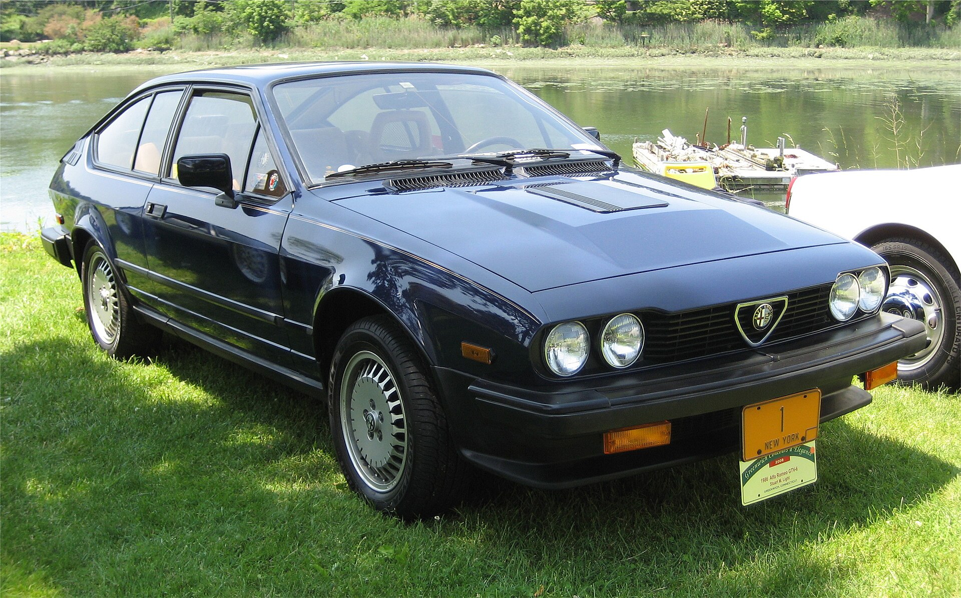 Alfa Romeo GTV6 bleu nuit